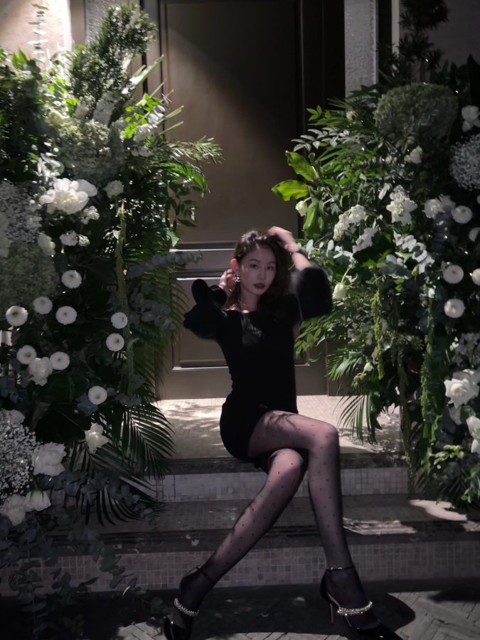 黑丝美女户外台阶自拍图片_2