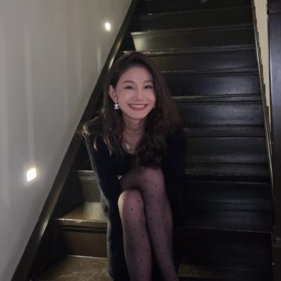 黑丝美女户外台阶自拍图片