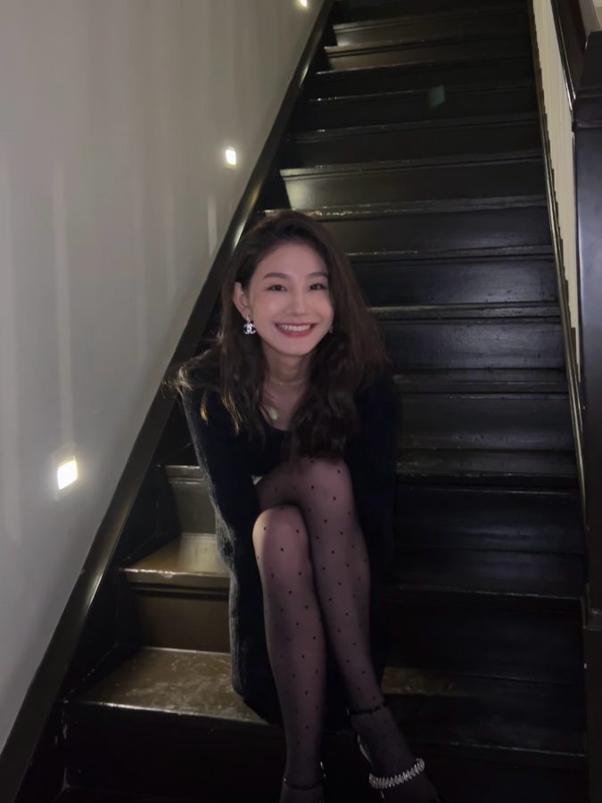 黑丝美女户外台阶自拍图片_3