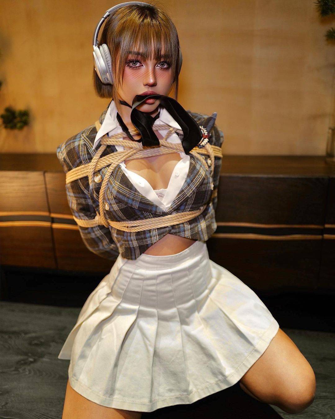 古铜色美女另类捆绑写真还吃这棒棒糖_3