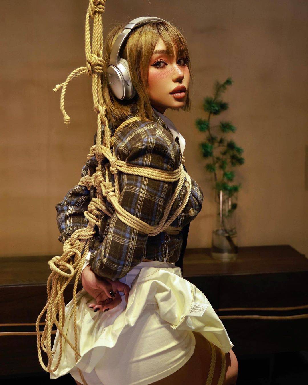 古铜色美女另类捆绑写真还吃这棒棒糖_5