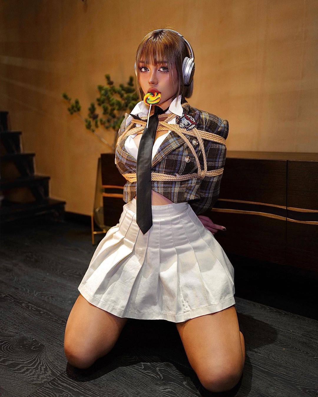 古铜色美女另类捆绑写真还吃这棒棒糖_7