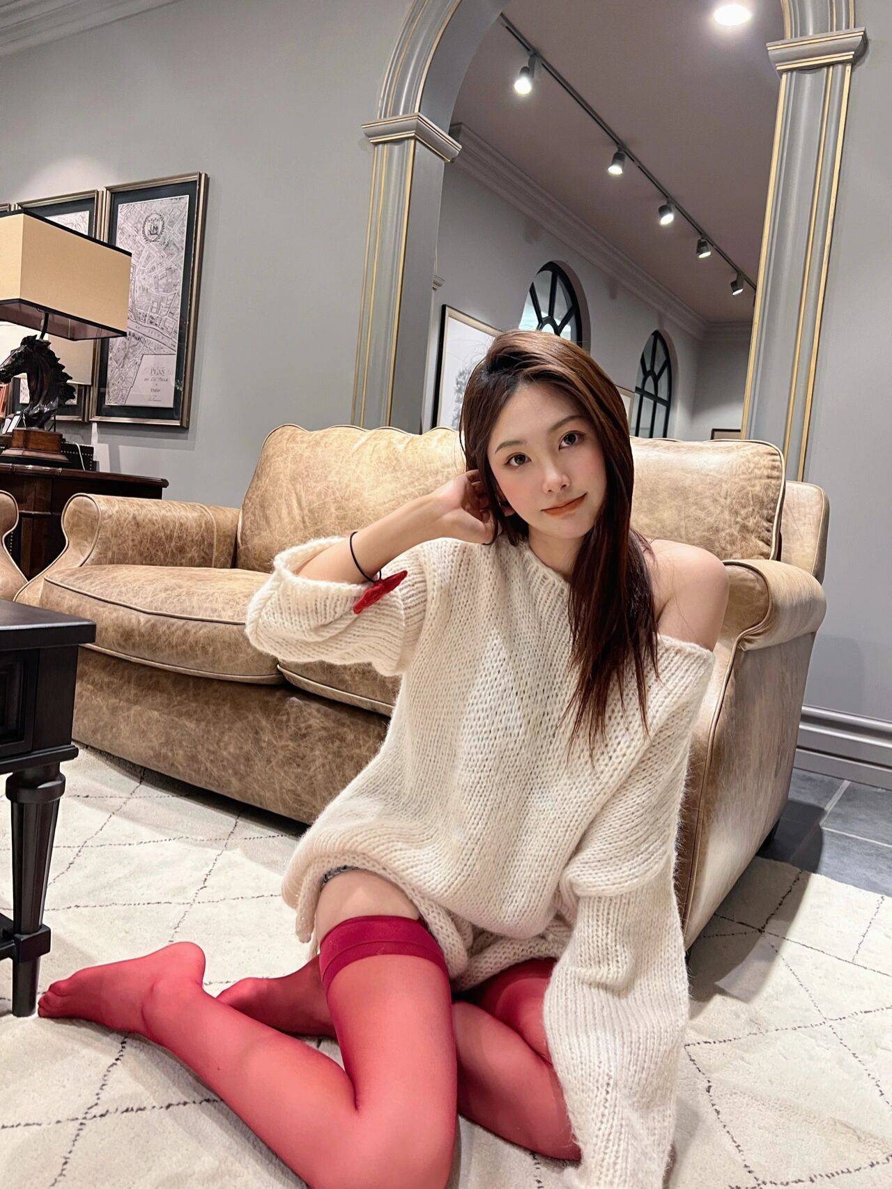 半透明红色丝袜美女图片_3