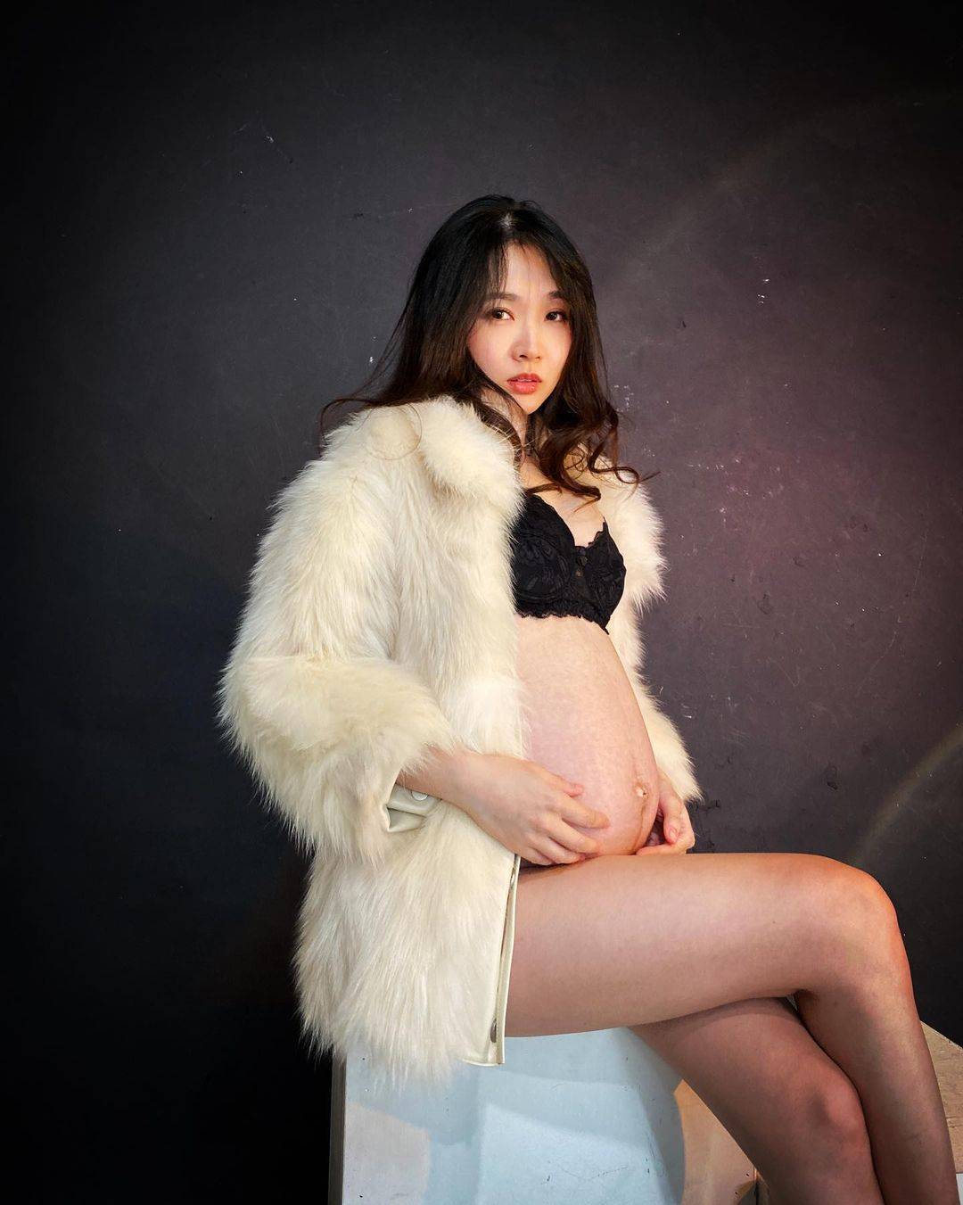 大肚子美女穿毛毛外套拍孕妇写真_1