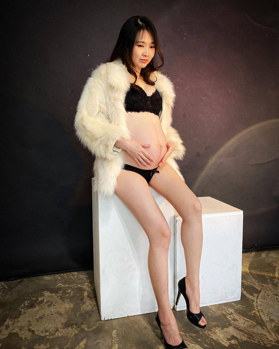 大肚子美女穿毛毛外套拍孕妇写真_3