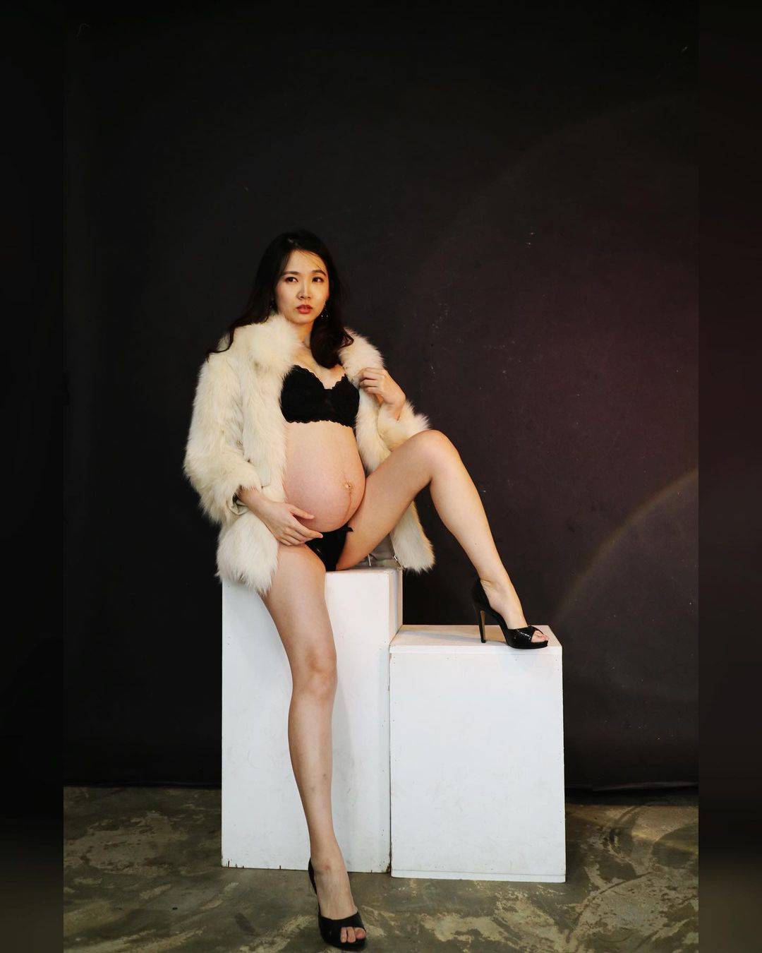 大肚子美女穿毛毛外套拍孕妇写真_4