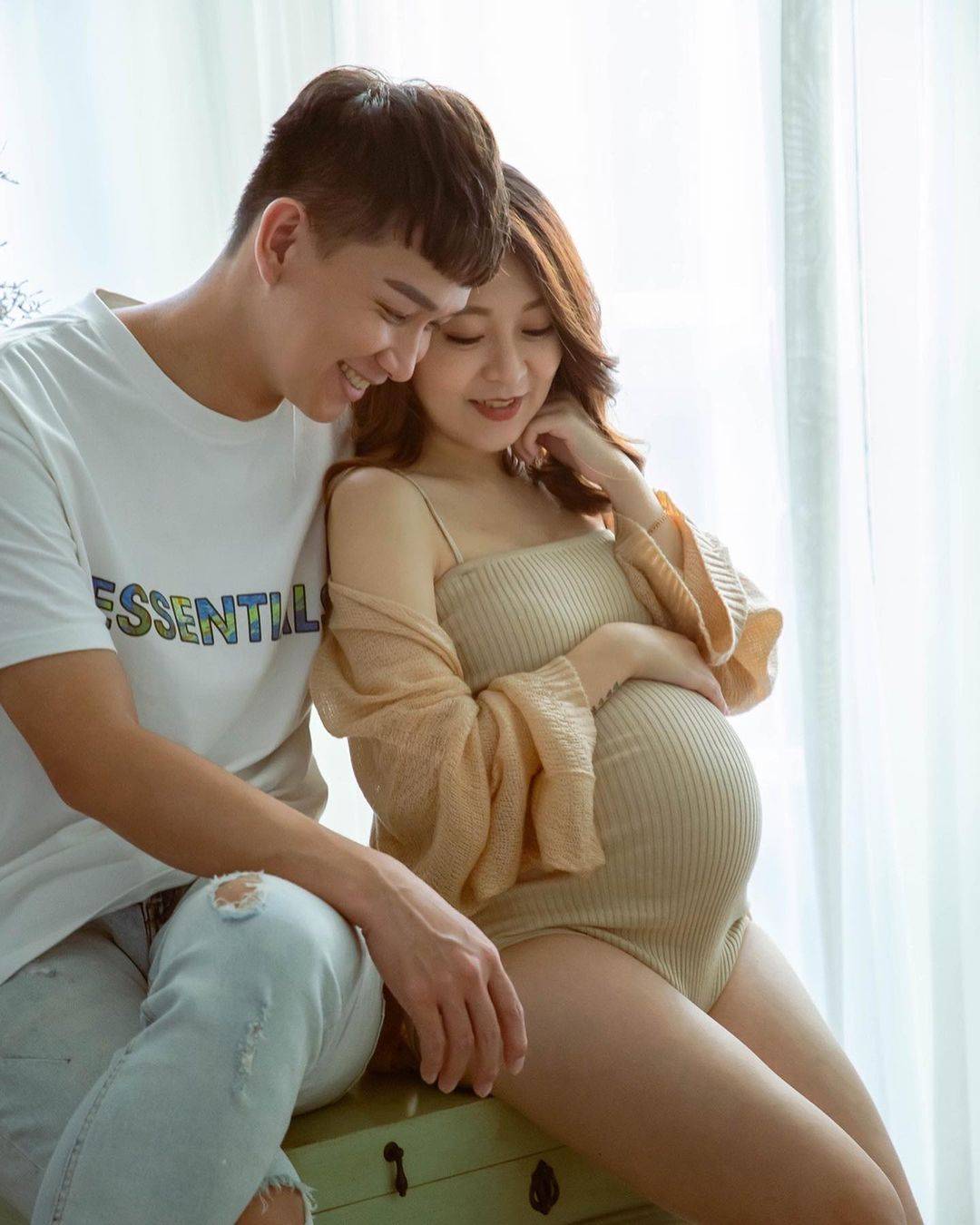 漂亮孕妇和老公一起拍怀孕写真_2