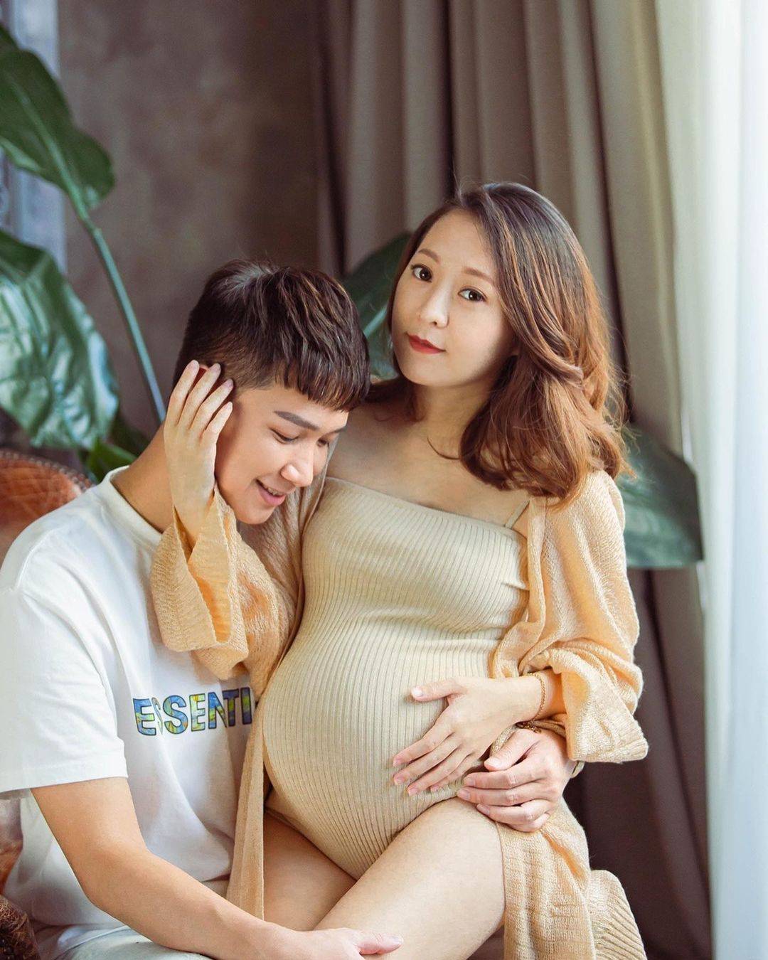 漂亮孕妇和老公一起拍怀孕写真_3
