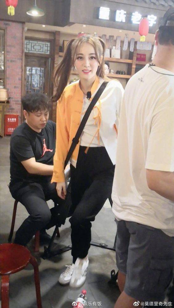 美女迪丽热巴双马尾扎两个辫子图片_4