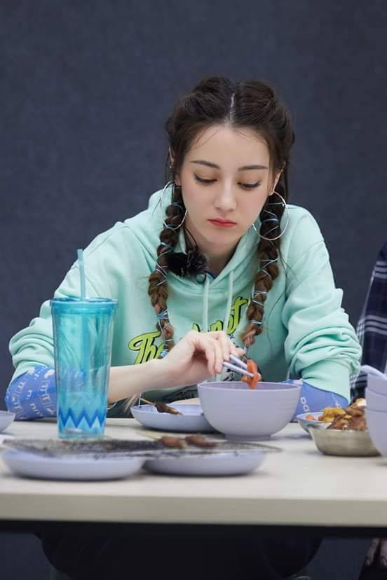 美女迪丽热巴双马尾扎两个辫子图片_8