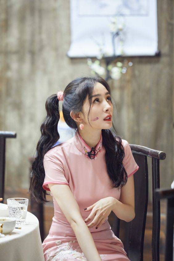 美女明星杨幂双马尾扎两个辫子发型图片_2