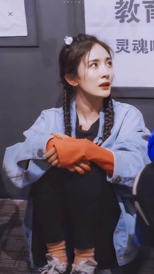 美女明星杨幂双马尾扎两个辫子发型图片_6