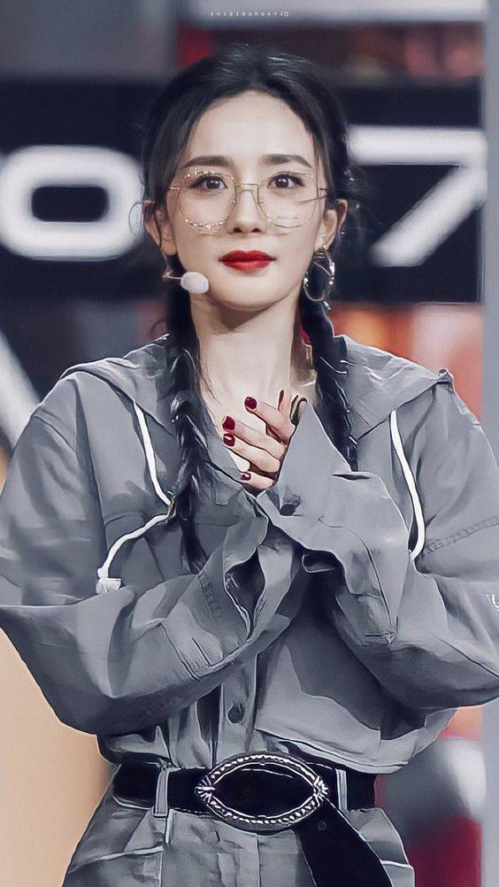 美女明星杨幂双马尾扎两个辫子发型图片_9