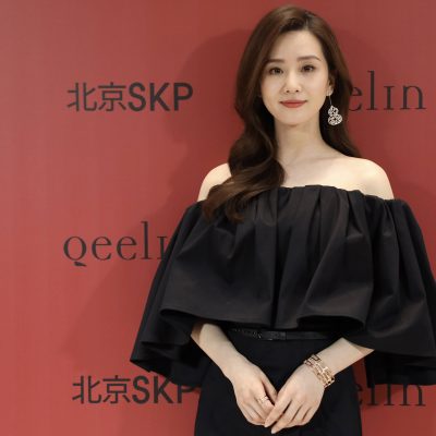 刘诗诗一字肩现身北京skp出席qeelin高端珠宝品牌新春游园会