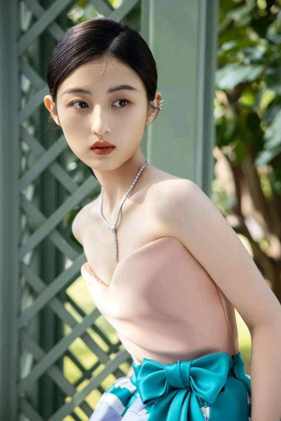 张子枫抹胸长裙最性感写真照片_1