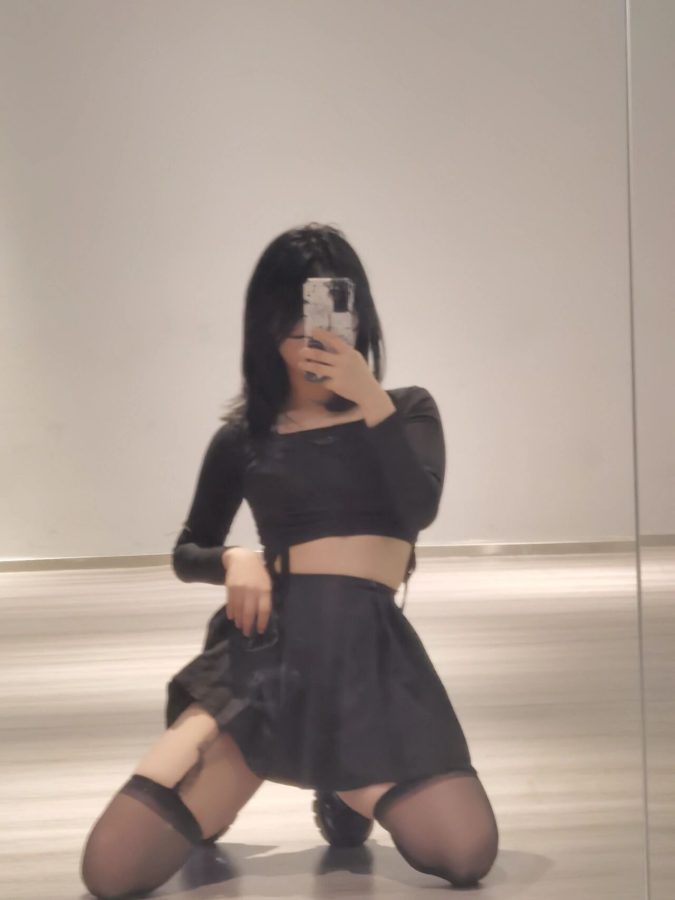 舞蹈美女展示吊带黑丝袜_1