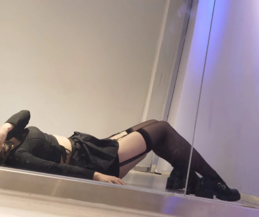 舞蹈美女展示吊带黑丝袜_3