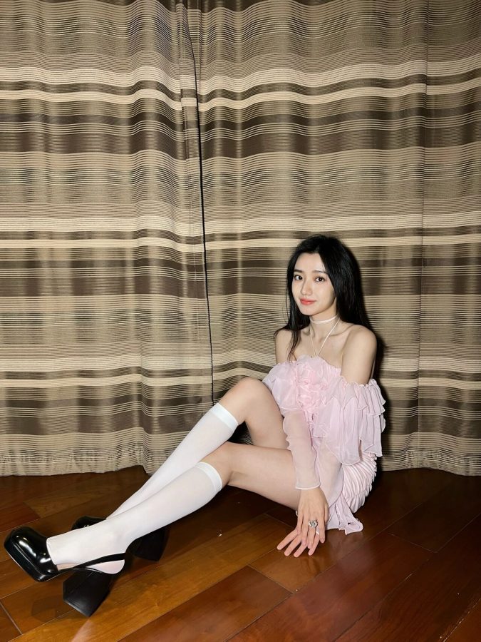 高二16岁女学生长腿白丝袜写真！夹腿照片_2