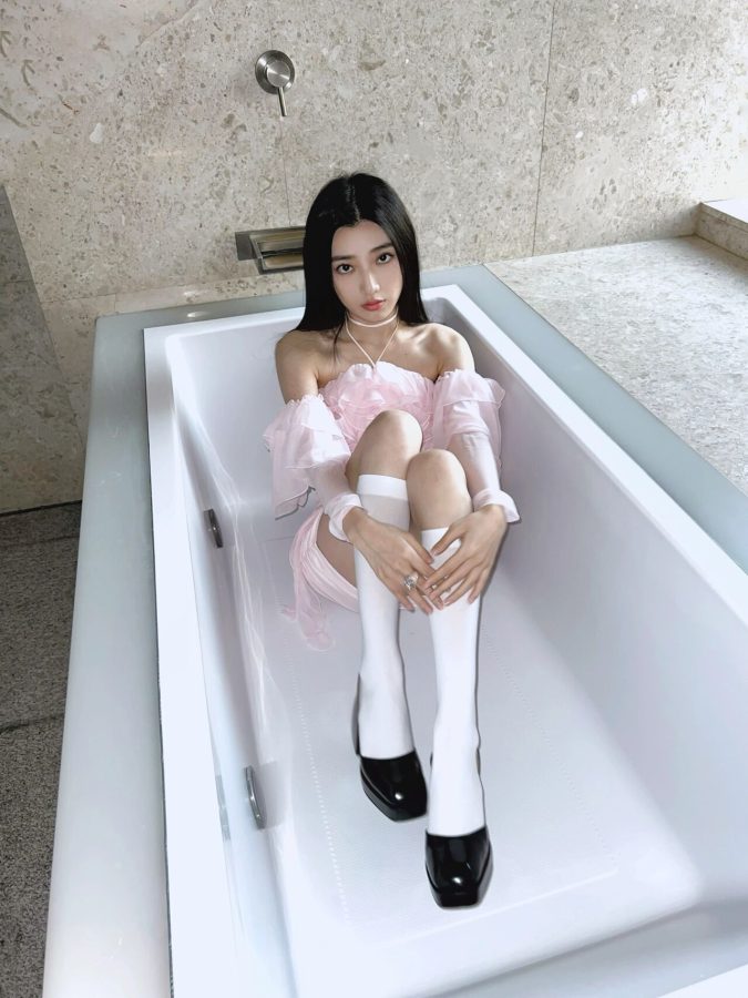 高二16岁女学生长腿白丝袜写真！夹腿照片_7