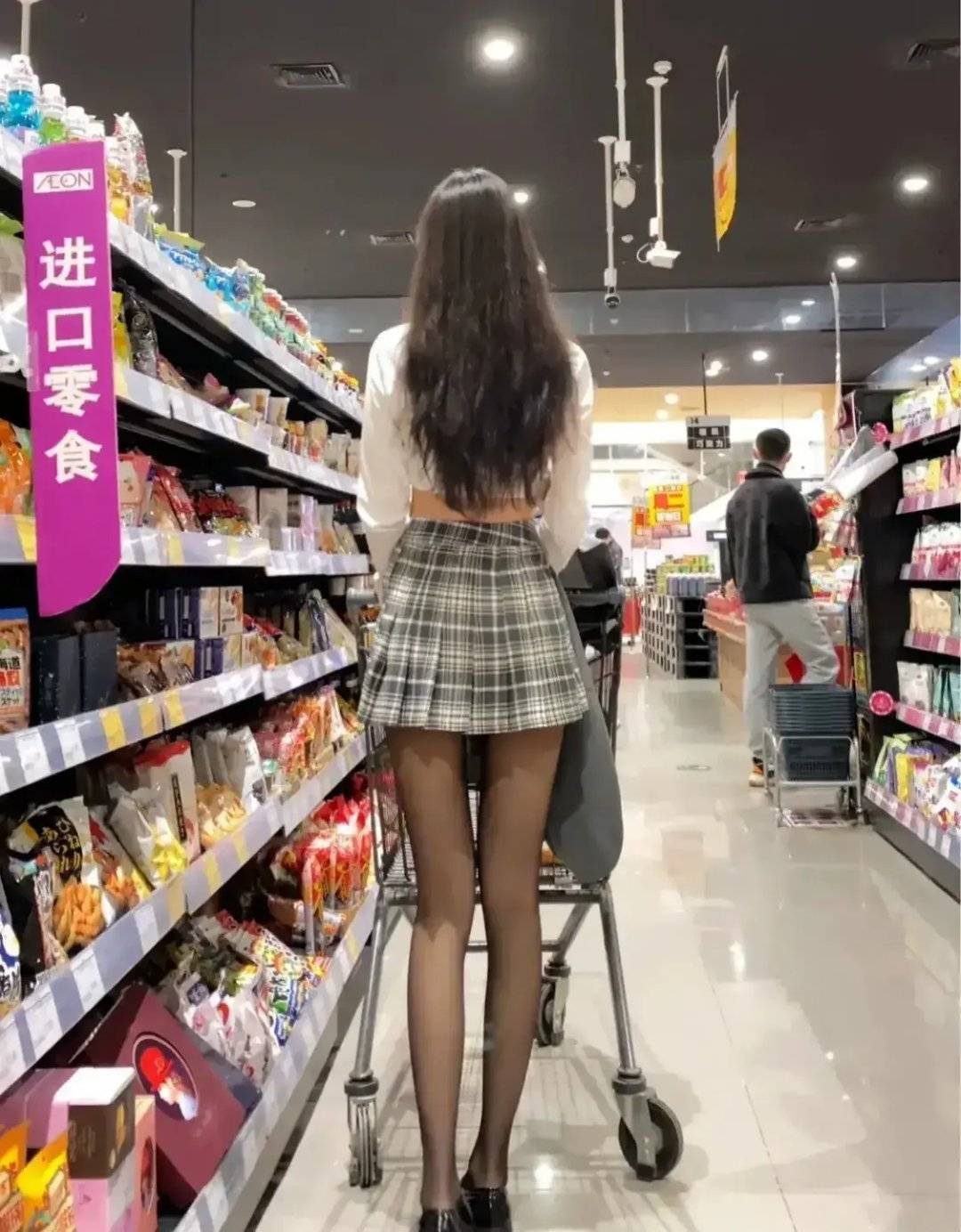 超市抓拍黑丝长腿背影美女_1