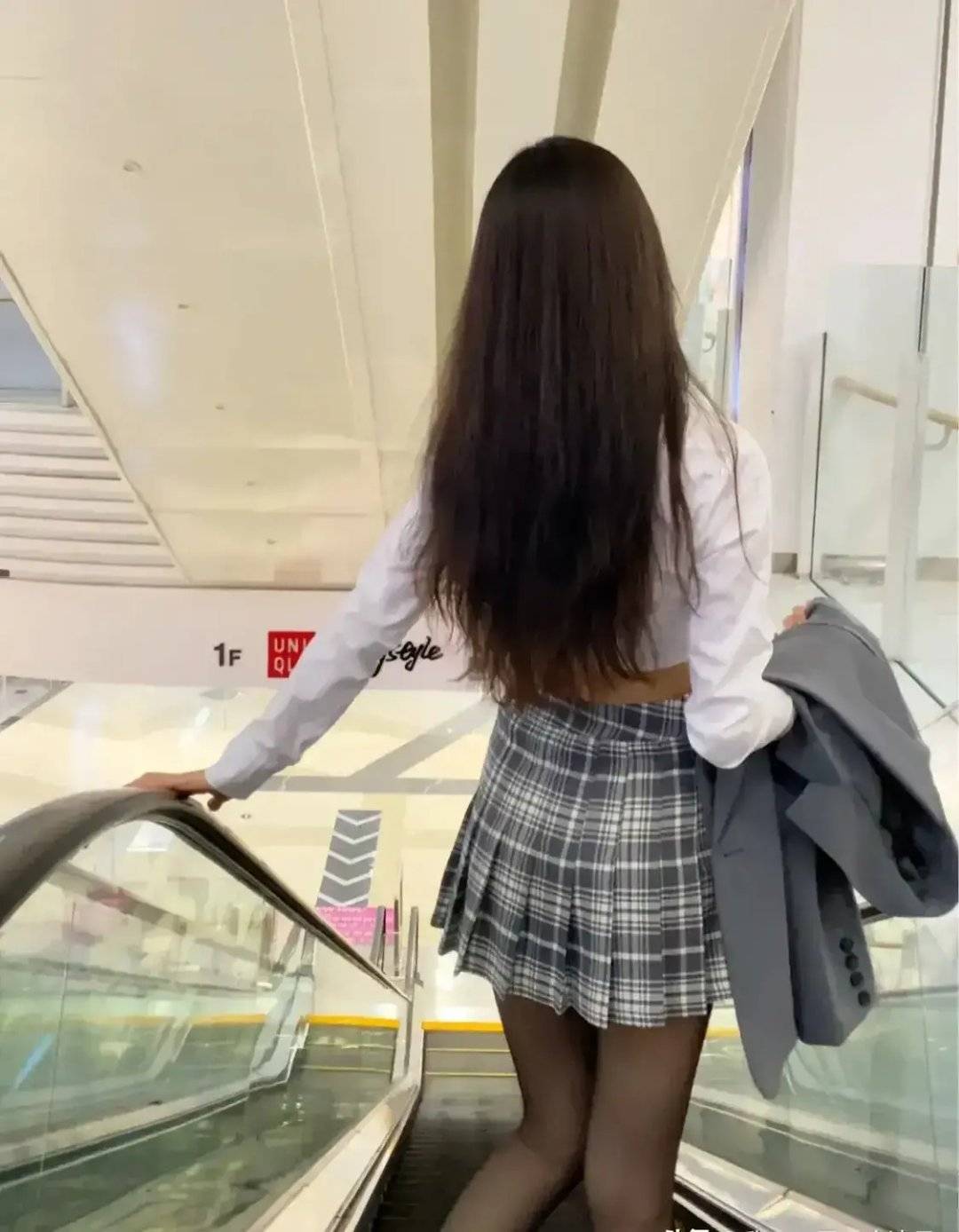 超市抓拍黑丝长腿背影美女_2
