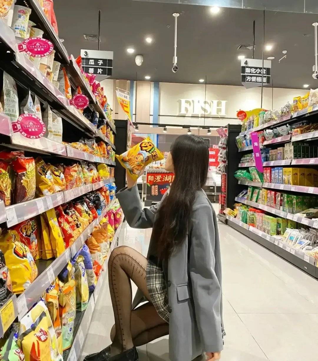超市抓拍黑丝长腿背影美女_3