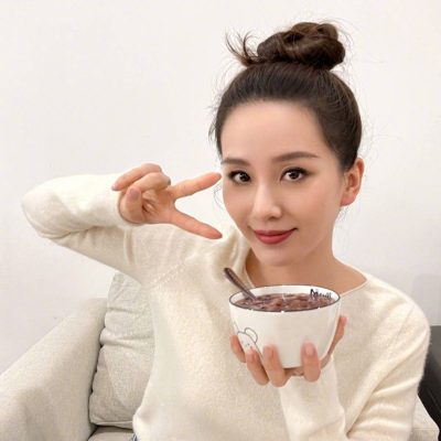 刘诗诗丸子头喝粥比耶