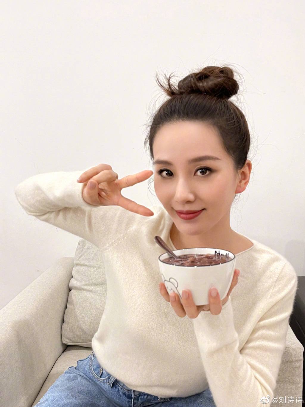 刘诗诗丸子头喝粥比耶_1