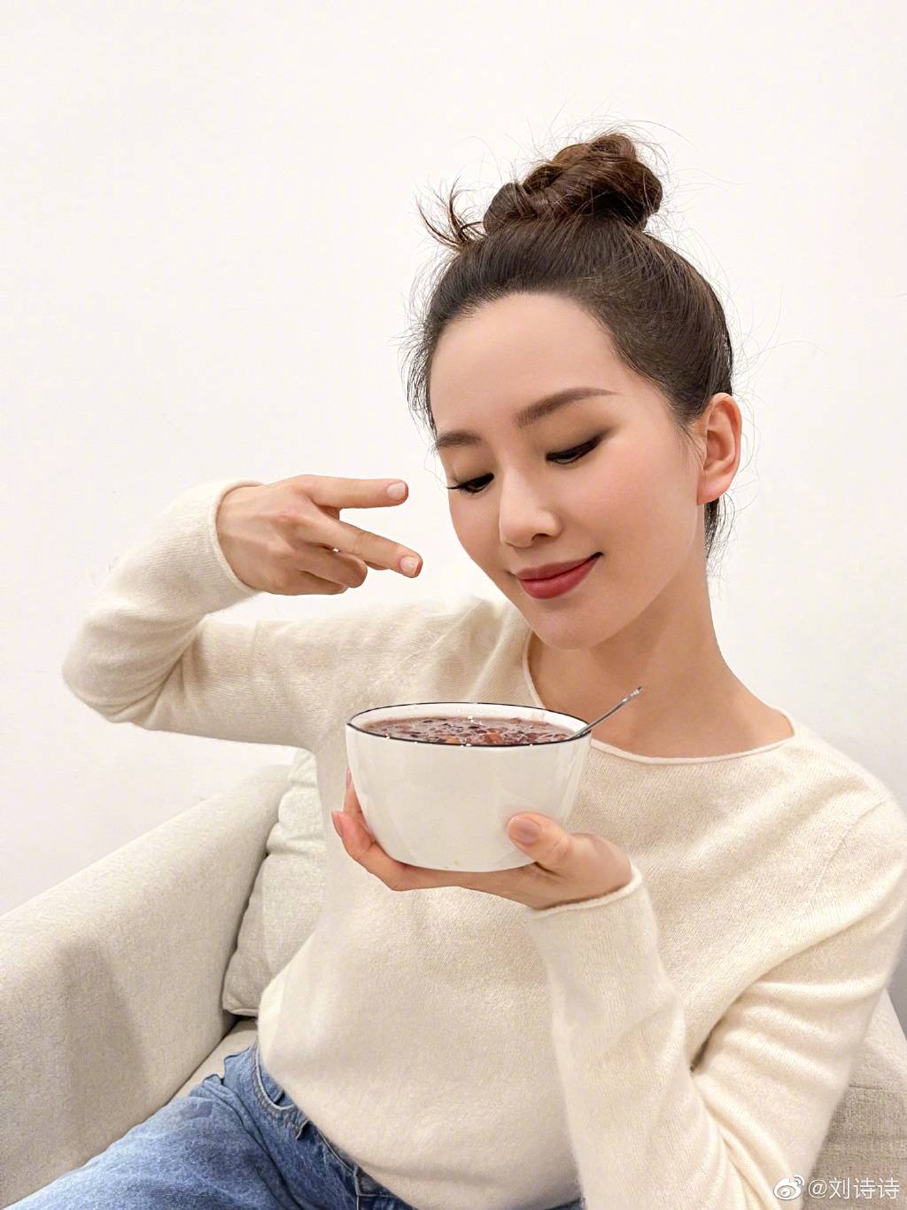 刘诗诗丸子头喝粥比耶_2