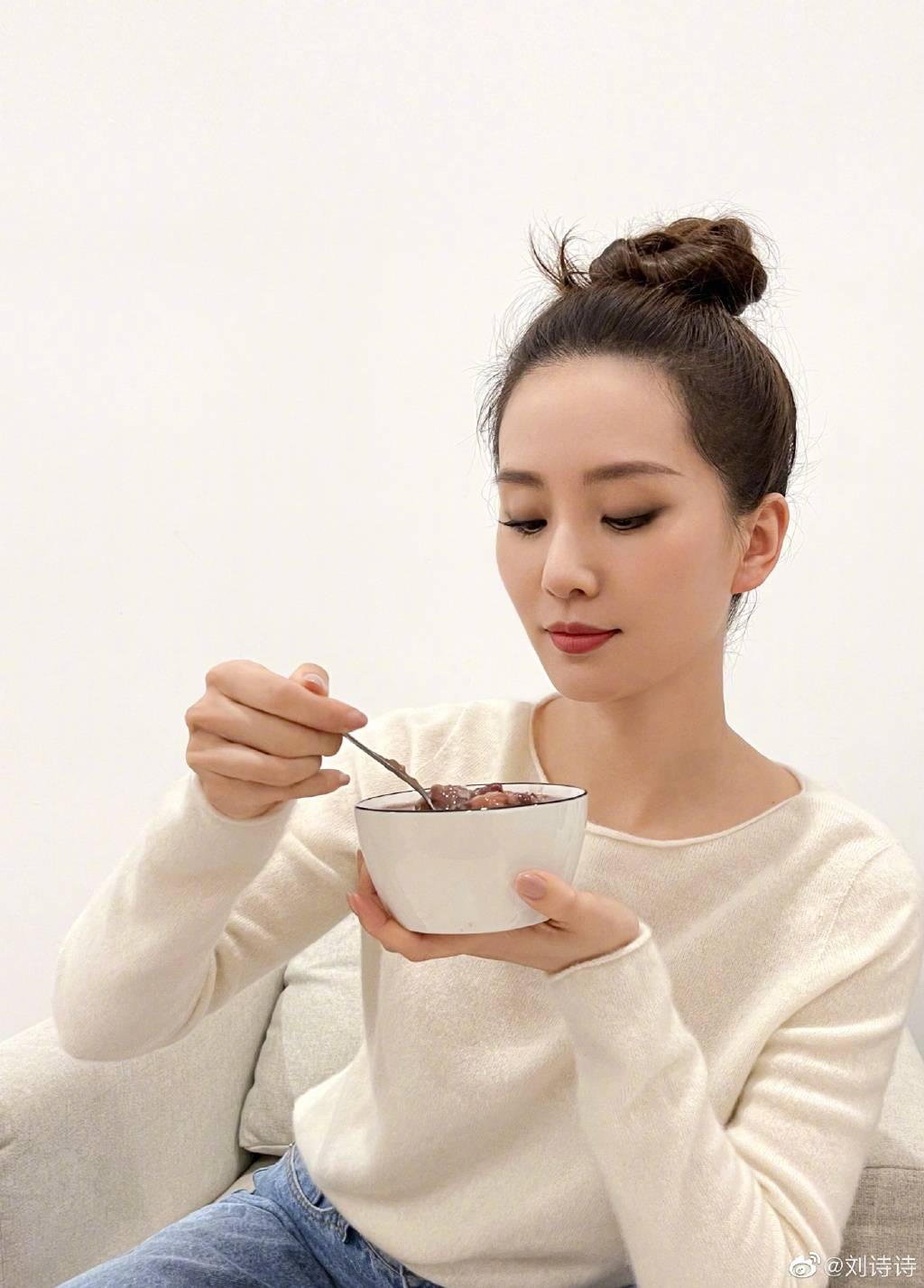 刘诗诗丸子头喝粥比耶_4