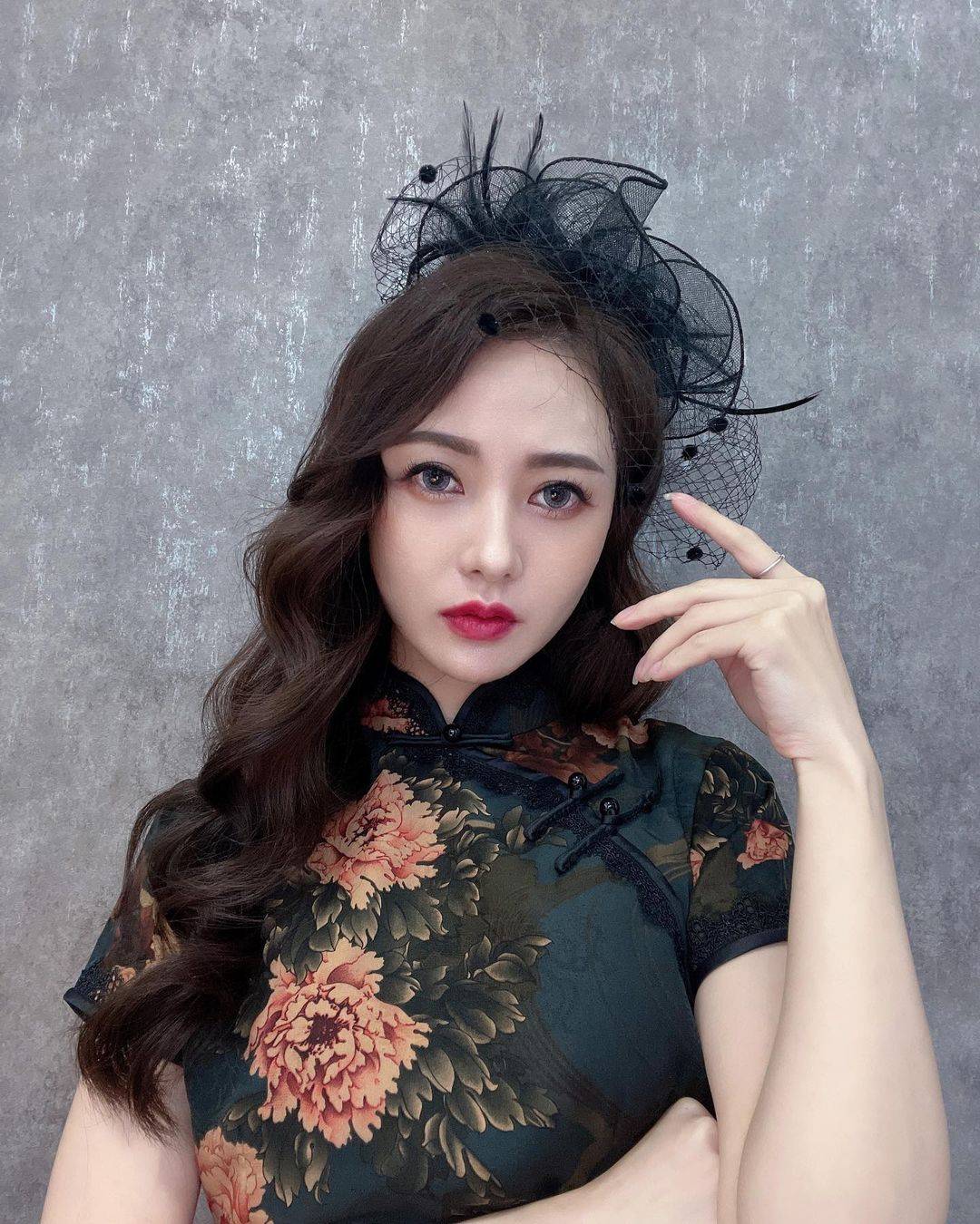 如图:穿旗袍适合什么样的发型最好看？_1