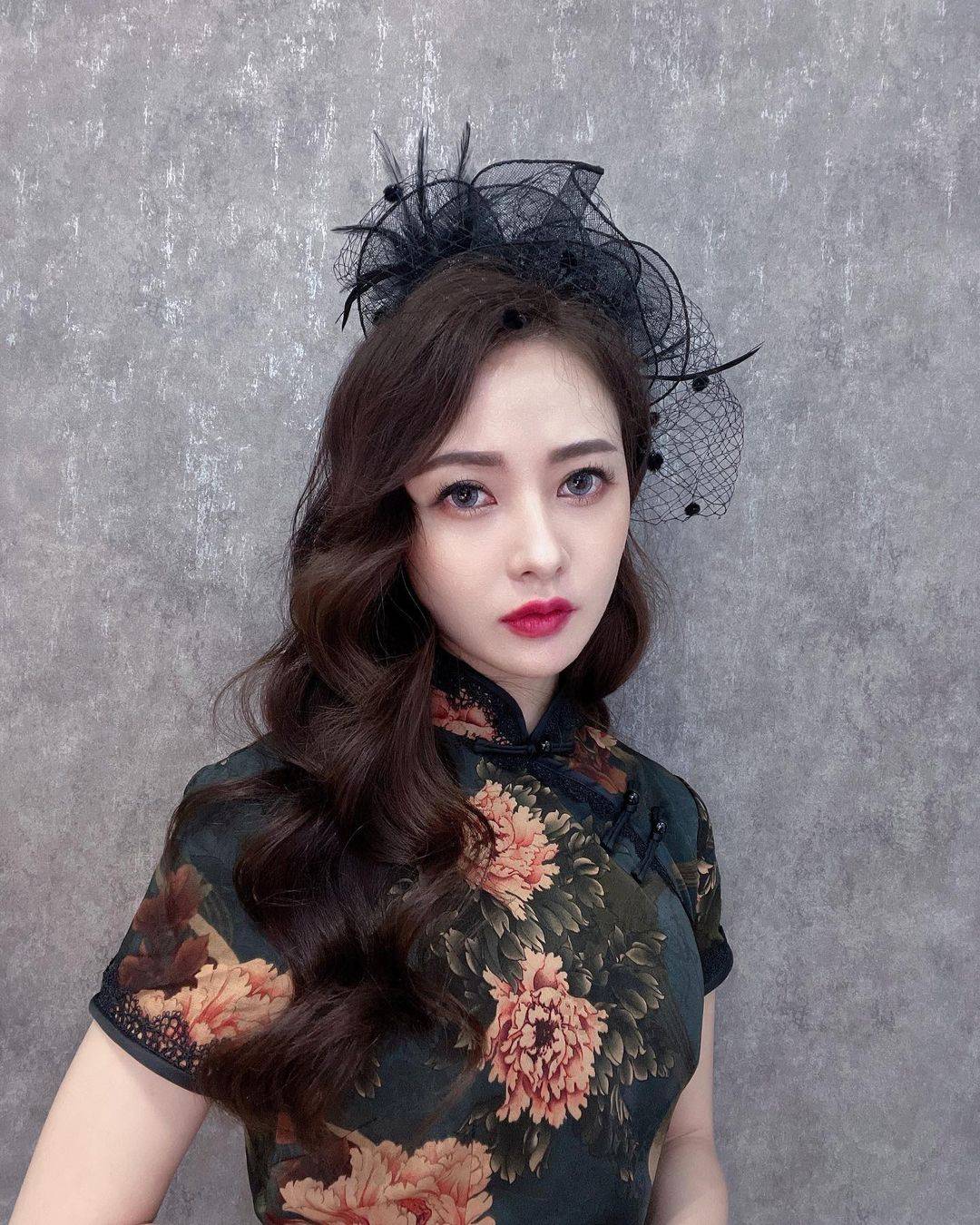 如图:穿旗袍适合什么样的发型最好看？_2
