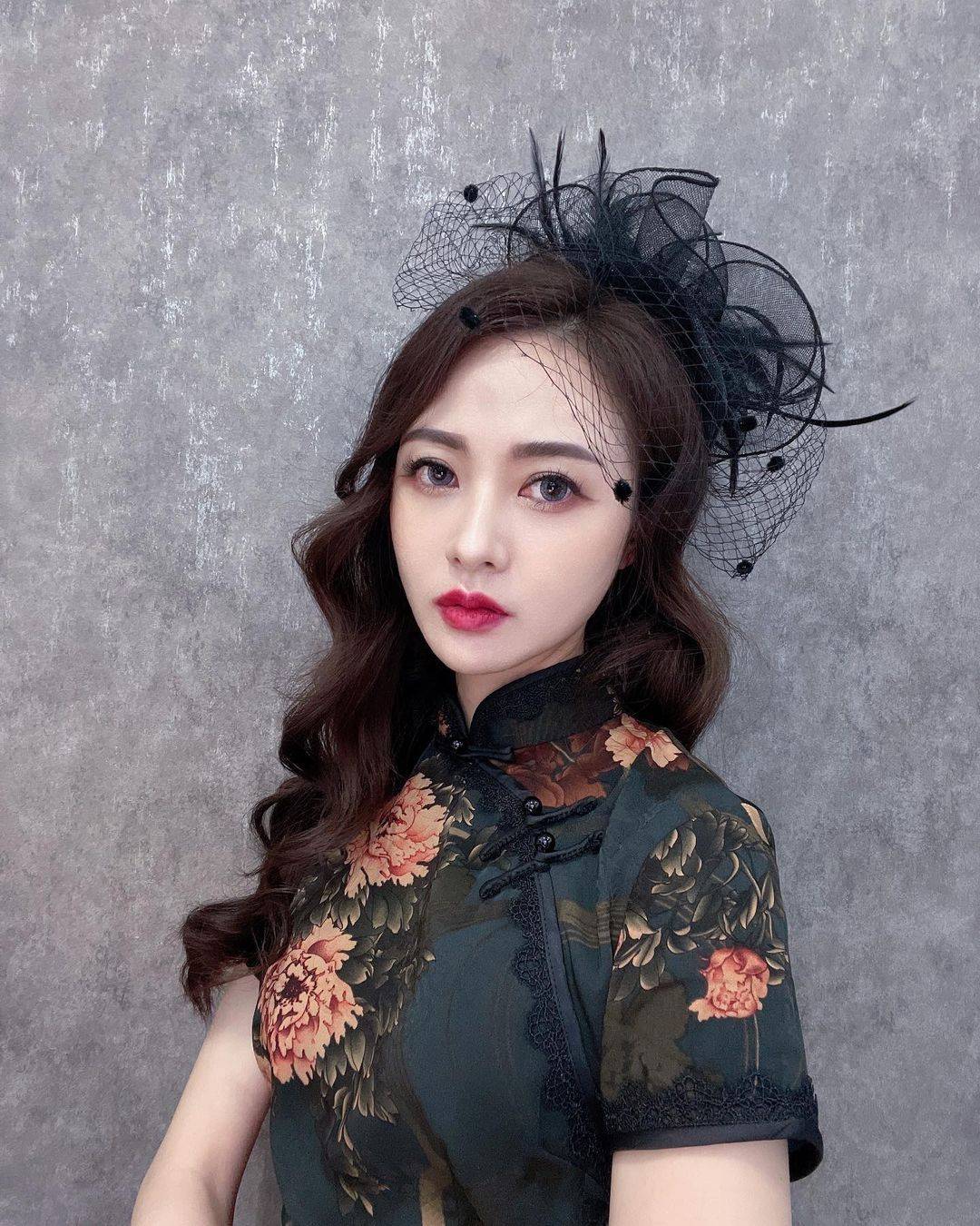 如图:穿旗袍适合什么样的发型最好看？_3