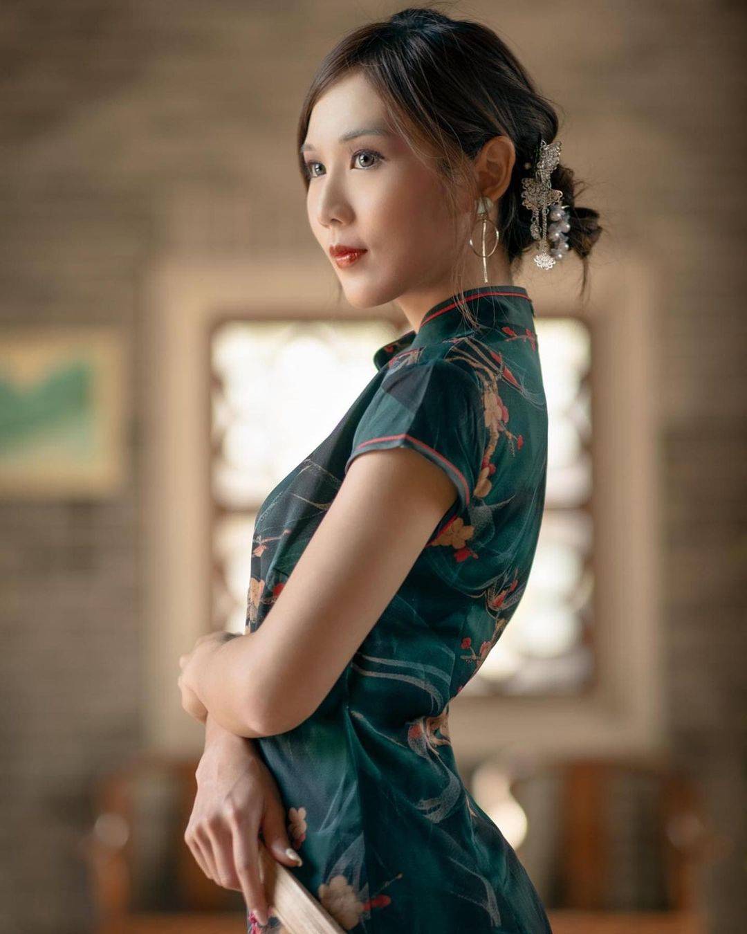 如图:穿旗袍适合什么样的发型最好看？_7
