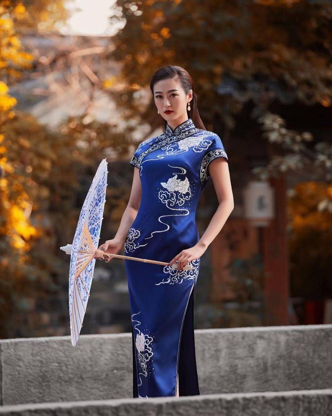 穿旗袍拍照怎么摆姿势拍照好看？_1