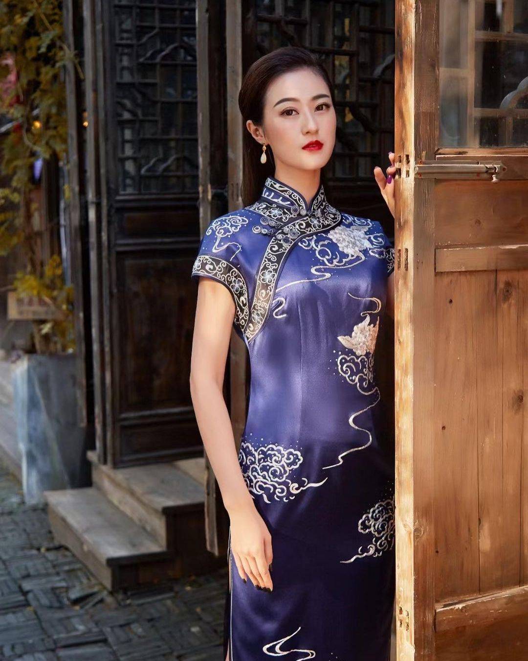 穿旗袍拍照怎么摆姿势拍照好看？_4