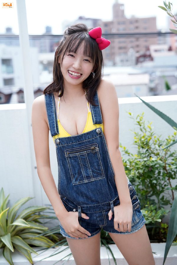 日本美女志田音音背带裤泳装写真_3