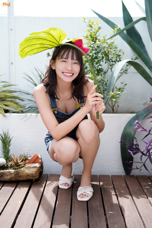 日本美女志田音音背带裤泳装写真_4