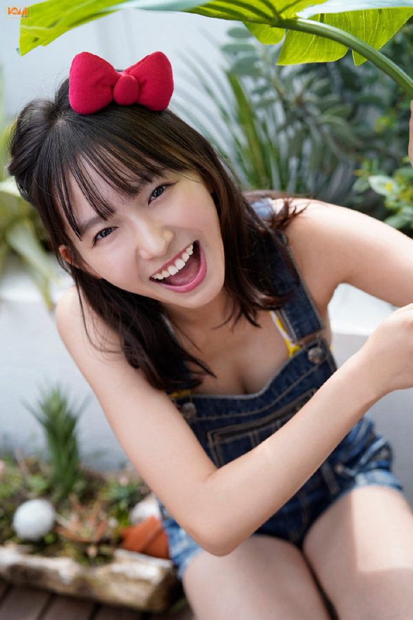 日本美女志田音音背带裤泳装写真_6