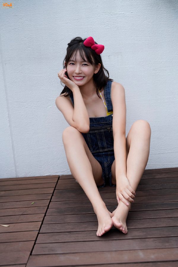 日本美女志田音音背带裤泳装写真_9