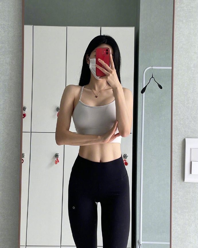健身女神自拍a4腰马甲线，就是大腿根缝隙大！_1