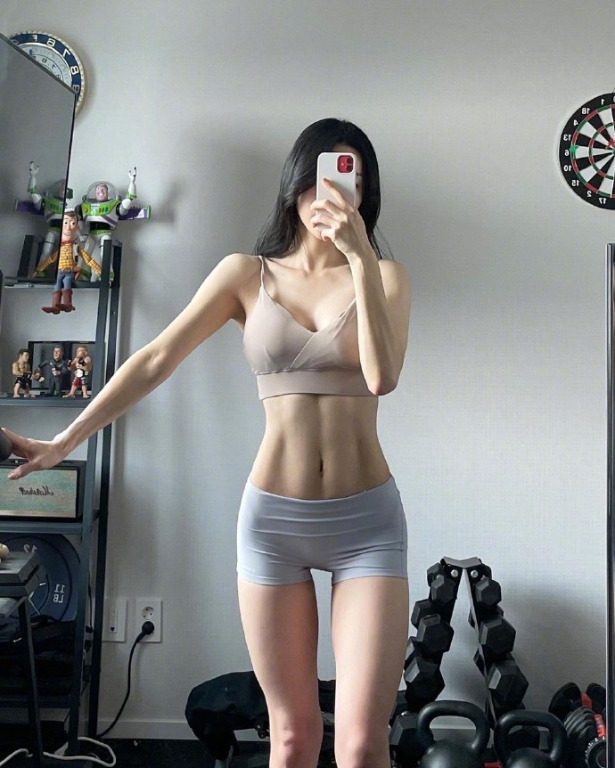 健身女神自拍a4腰马甲线，就是大腿根缝隙大！_4