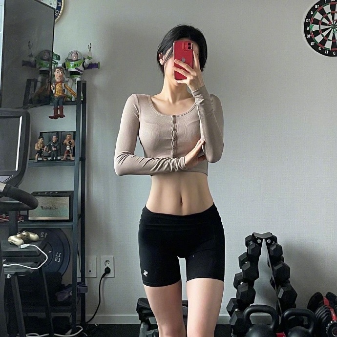 健身女神自拍a4腰马甲线，就是大腿根缝隙大！_8