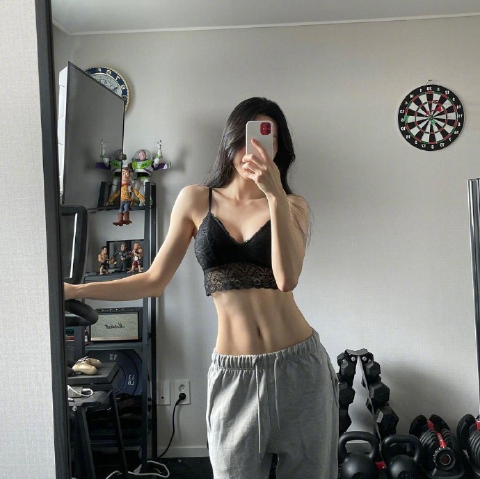 健身女神自拍a4腰马甲线，就是大腿根缝隙大！_9