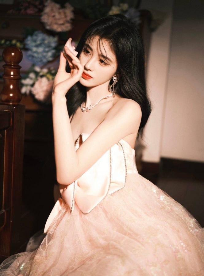 鞠婧祎粉色抹胸纱裙妩媚写真_2