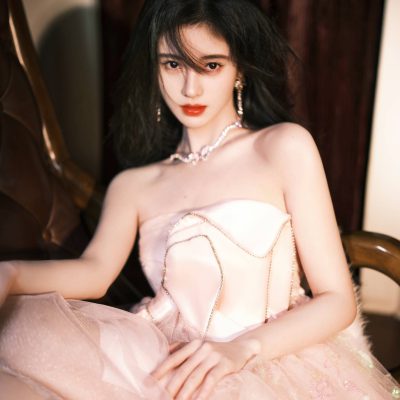 鞠婧祎粉色抹胸纱裙妩媚写真