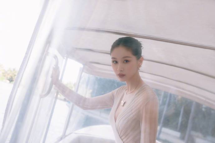 王子文深V纱裙性感美艳红唇图片_1