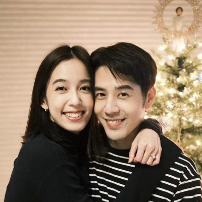 陈庭妮晒与胡宇威订婚合照