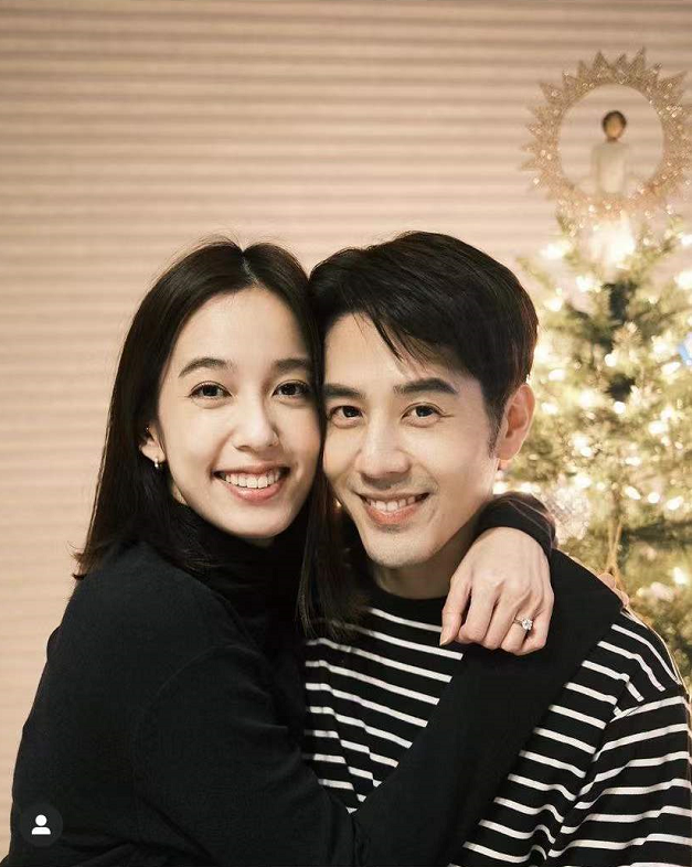 陈庭妮晒与胡宇威订婚合照_1