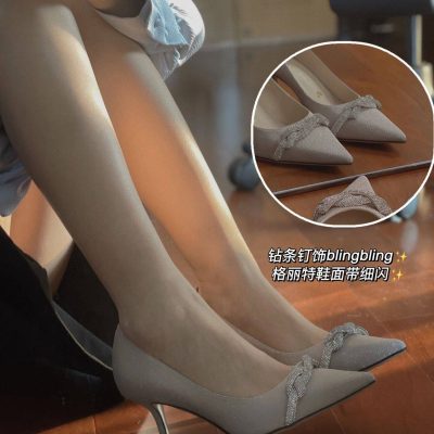 表姐新买的高跟鞋来秀一下美腿高跟！